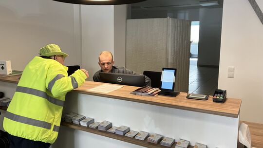 Persönliche Beratung und Hilfe im "komplizierten deutschen Tarifsystem" bieten die neuen Fahrgastzentren. In Cochem und Bullay f