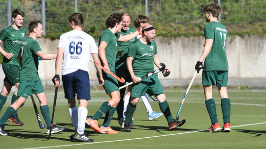 Der LHC kann unter freiem Himmel doch noch gewinnen. Hier bejubeln die Grünhemden David Schneiders späten Siegtreffer gegen den