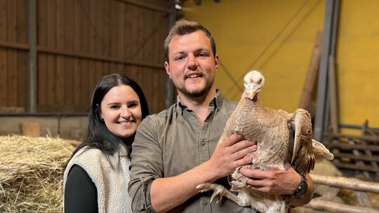 Für Michi ist es Alltag, Valentin muss sich an den Unterschied zwischen Haustier und Nutztier noch gewöhnen.