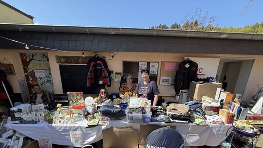 Auch Michaela Drebes und Sandra Wolf-Heil präsentierten an ihrem Stand zahlreiche Waren die auf dem Flohmarkt im Kreml den Besit