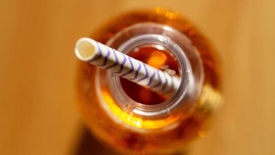 Strohhlam steckt in einem Softdrink