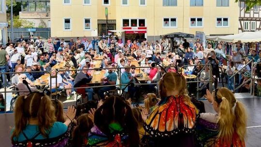 Die "Wilde Bande" vom TuS Schönborn unterhielt die zahlreichen Zuschauer vor der Bühne.