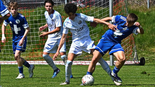 Der JFV Wolfstein (in Blau) musste sich im Heimspiel gegen den 1. FC Saarbrücken II (in Weiß) knapp geschlagen geben. Ein Punktg