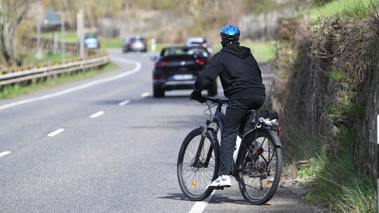 Zwischen Dieblich und Lay gibt es keinen ausgebauten Radweg. Für Radfahrer ist diese Strecke besonders gefährlich, wie etwa hier
