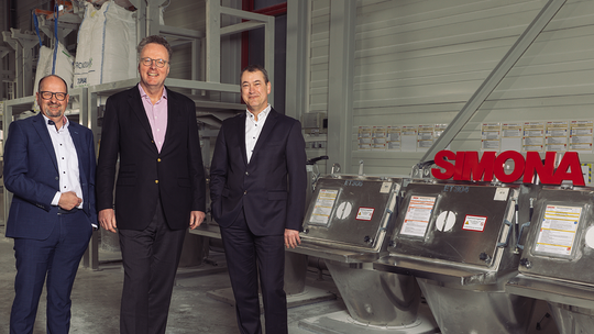 Die Führungsspitze der Simona AG mit Matthias Schönberg (Mitte), Dr. Joachim Hauck (links) und Michael Schmitz
