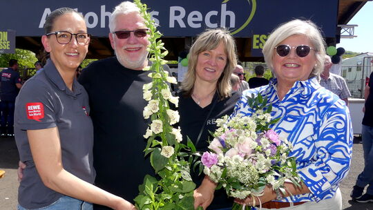 Die 2. Vorsitzende der Werbegemeinschaft Blickpunkt (rechts) und Natascha Caseday (links) gratulierten Silvia und Dieter Rech zu