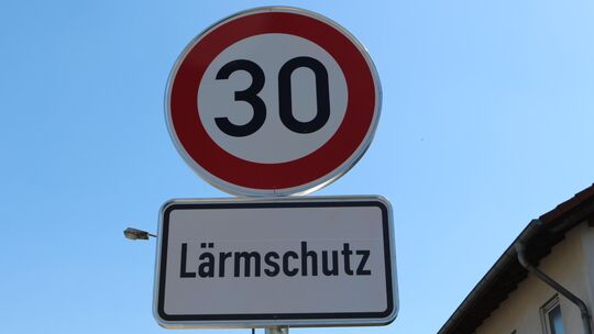 Diese Schilder sind bald in der gesamten Ortsdurchfahrt von Bad Sobernheim zu finden. Dabei geht es um Verkehrssicherheit und Lä