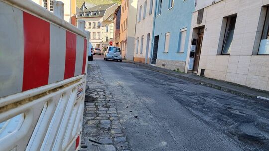 Künftig soll es hier glatter laufen – doch erst einmal müssen die Straßen in Trarbach erneuert werden.