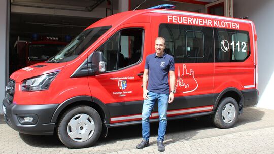 Thomas Rossi, der stellvertrende Wehrleiter der Feuerwehr Klotten, zeigt unserer Redaktion den neuen Mannschaftstransportwagen,