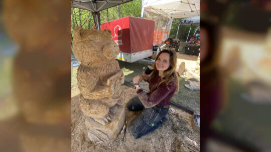 Hanna Rolfes von den Emsländer Holzschwestern hat auch in Rosbach gut lachen; ihre Kunstwerke sind deutschlandweit gefragt.