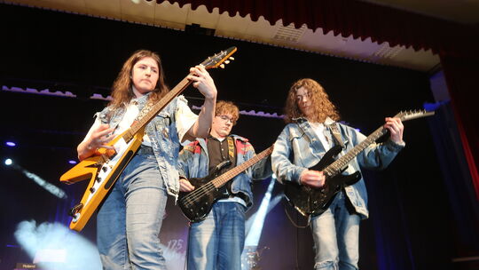 "Square Hammer": Heavy Metal mit einer Band aus Schülern der Klasse 8 bis MSS 13.