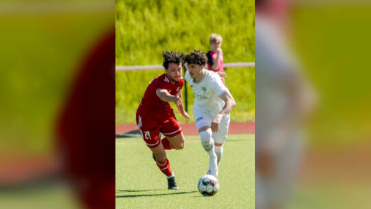 Allzu oft liefen Milan Freisberg (rotes Trikot, hier im Zweikampf mit dem Linzer Armin Siljkovic) dem Gegner in dieser Spielzeit