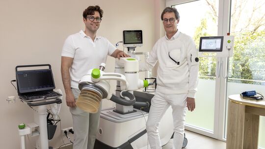 Christian (links) und Georg Meyer mit einem Kernelement ihrer Schlosspraxen in Hachenburg: einem Gerät zur Kardialen Stoßwellent