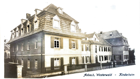 Eine Aufnahme des Kinderheims in Asbach. Was in dem Gebäude geschah, das nicht mehr existiert, beleuchtet Louisa Stockschläder i
