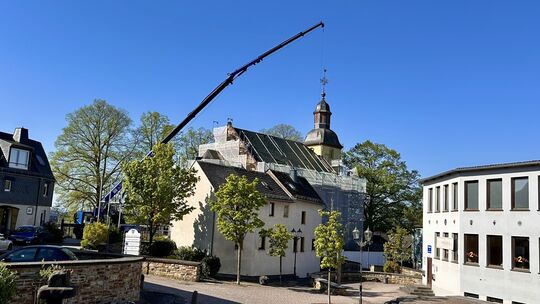 Der Kran zeigt es deutlich: Die Arbeiten am Dach der Kirche in Grenzhausen sind derzeit in vollem Gange. Im August sollen sie fe