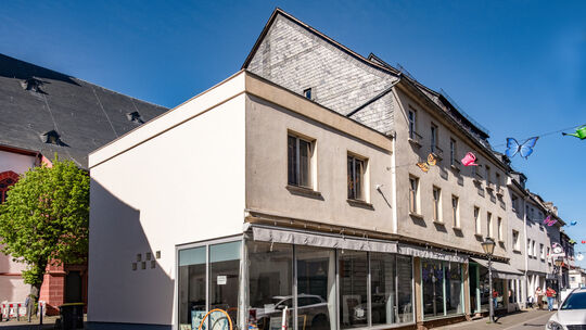 Hauptstraße 28 in Kirchberg: Im Erdgeschoss steht in bester Innenstadtlage ein Ladenlokal leer. Es ist eins von mehreren Objekte