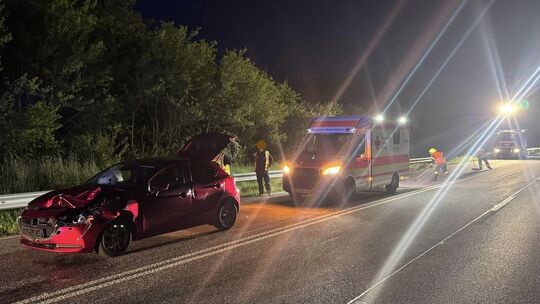 Die Unfallstelle auf der B41: Feuerwehr und Rettungsdienst waren nach der Kollision im Einsatz.