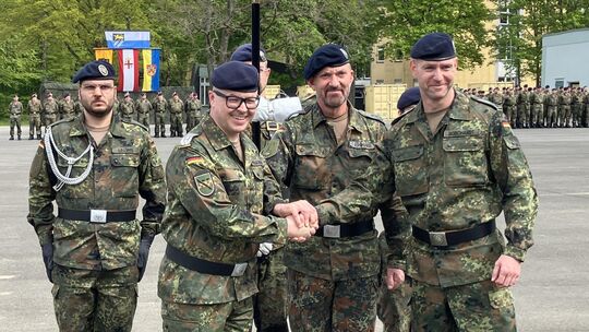 Oberst Jürgen Schweiger (Zweiter von rechts) übertrug das Kommando mit einem symbolischen Handschlag von Oberstleutnant Alexande