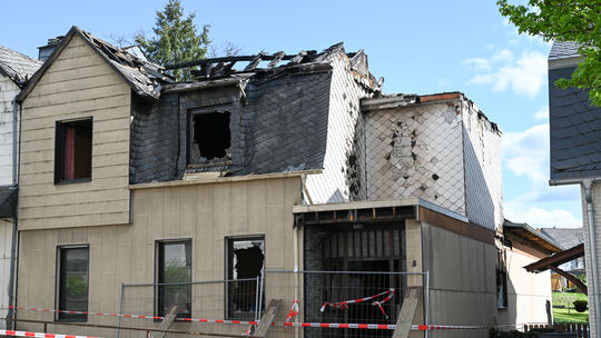 Bei einem Brand in einer leer stehenden Doppelhaushälfte in der Bingener Straße in Simmern ist ein Schaden im mittleren sechsste