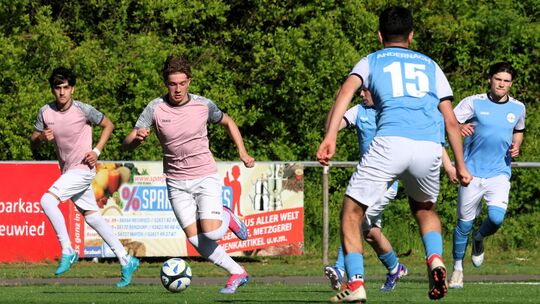 Bei der JSG Neuwied musste die SG 99 Andernach (blaue Trikots) eine 1:2-Niederlage hinnehmen. Die Neuwieder feierten damit einen
