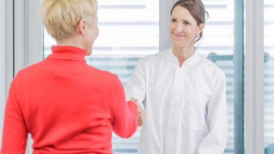 Ärztin begrüßt eine Patientin Ärztin begrüßt eine Patientin