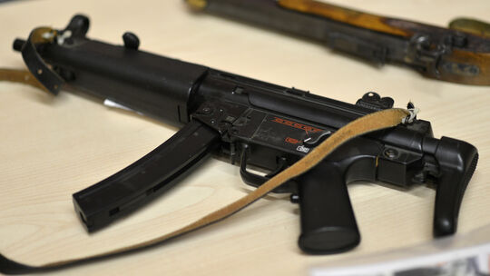 Das Foto zeigt eine sichergestellte Softair-Maschinenpistole in Köln. Ob die von der Polizei Koblenz am Samstag sichergestellte