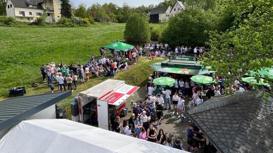 Der 1. Mai in Brunken wird ausgiebig auf der Wiese neben dem Vereinshaus gefeiert.