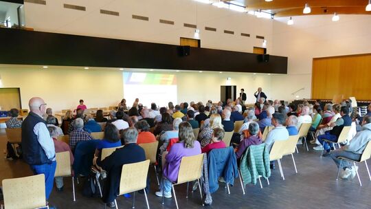 Rund 150 Bürger waren am Donnerstag in die Landskroner Festhalle gekommen, um die Heimersheimer Ortsbeiratssitzung zu verfolgen,