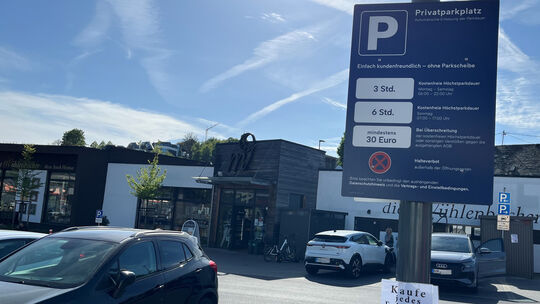 Nach Angaben des Parkplatzeigentümers müssen Kunden der Mühlenbäckerei (im Hintergrund) keine Strafzettel mehr befürchten, wenn