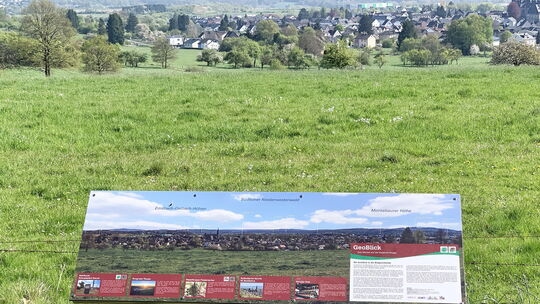Eine Panoramatafel auf dem Weg zum Steimel erläutert den Blick auf die Glasstadt Wirges und die umliegenden Ortschaften und Wäld