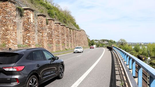 Auf dem Abschnitt der B42 zwischen Leutesdorf und Neuwied-Feldkirchen fanden zuletzt im Frühjahr 2025 Felssicherungsarbeiten sta