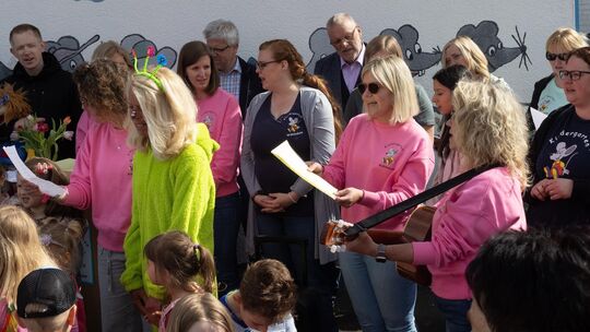 Mit einem selbstgedichteten Lied weihen Kinder und Erzieherinnen ihre neue Kita ein.
