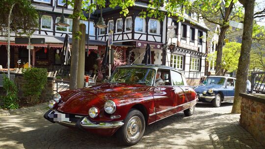 Citroen DS, die Göttin, hier zwei frühe Exemplare der Luxusversion Pallas bei der Einfahrt auf den Museumsvorplatz. Als sie 1955