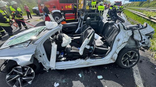 Bei einem Unfall auf der A3 beim Dernbacher Dreieck am Dienstagmorgen ist dieses Fahrzeug auf die Gegenfahrbahn katapultiert wor