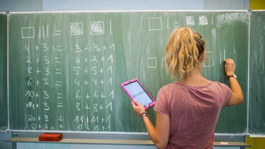 Studierende, die noch nicht voll ausgebildet sind und trotzdem seit Jahren an einer Schule unterrichten - offensichtlich kein Ei