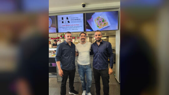 Devrim (links) und Deniz Basibüyük (rechts) freuen sich über den Besuch von Rapper und Schauspieler Eko Fresh im Rhodos Grill in