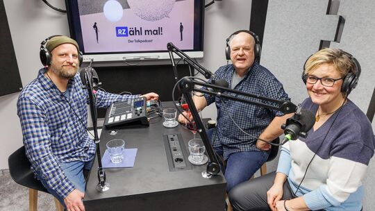 "RZähl mal!"-Gastgeber Christian Mack (links) empfängt die Weinexperten René Harth und Kristine Bäder im Podcast-Studio der Rhei