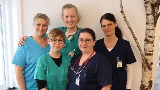 Das Team der Kinderarztpraxis Emmelshausen besteht aus den Kinderärztinnen Kathrin Lauer (hinten Mitte), Amrei Hofmann (vorne re