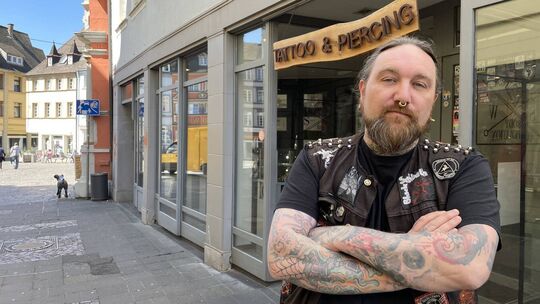 Tätowierer Mirko Beek steht in der Burgstraße in Wittlich vor seinem Tattoo- und Piercingstudio Bodycooperation. Schon bald verl