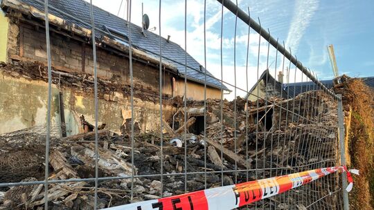 Am Tag nach dem Brand liegt das Haus in Kröv in Schutt und Asche.