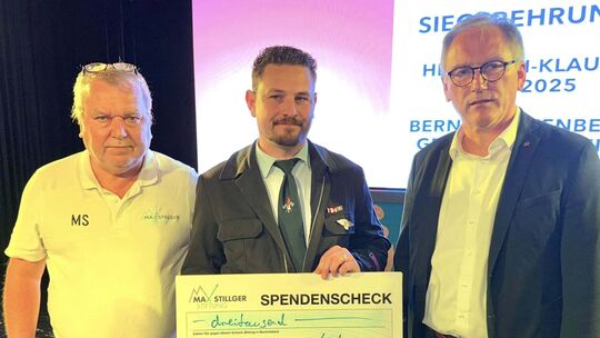 René Langrock (Mitte) erhält aus den Händen von Max Stillger (links) und Landrat Michael Köberle einen symbolischen Scheck über