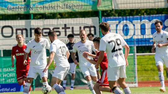 Für den VfB Linz (weiße Trikots) gab es in den vergangenen Wochen viele Gelegenheiten zum Jubeln. Dreimal in Folge ging die Kais
