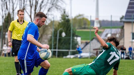 Für Pascal Endres (in Blau), den Spielertrainer des Vorletzten SG Ober Kostenz/Kappel/Unzenberg/Sargenroth (13.), steht fest: Am