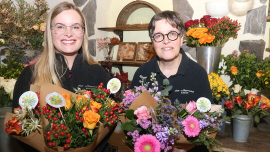 Mit jedem Blumenstrauß möchten Regina und Maria Müller gemeinsam mit ihren Kunden ein Zeichen für Mitgefühl, Solidarität und Hof