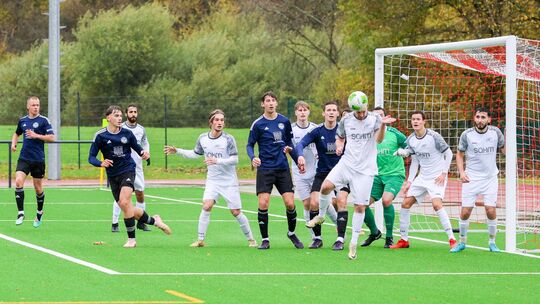 In der Hinrunde hielten die SF Höhr-Grenzhausen beim 2:0 in Westerburg ihren Kasten sauber, hier klärt Louis Zimmerschied nach e