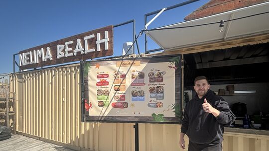 Freut sich auf Gäste und das erweiterte Gastro-Angebot vom Bosporus Grill: Neuma-Beach-Betreiber Valon Karalija.