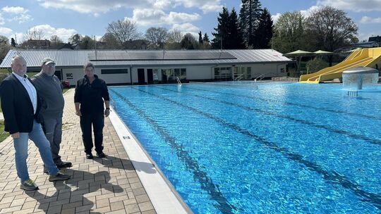 Am 1. Mai wird das Freibad in Hundsangen eröffnet. Auf dem Dach wurde eine Photovoltaikanlage installiert, die maßgeblich für de