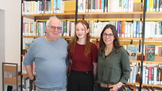 Michael Schrötter, Jasmin Matthews und Kathrin Schmidt berichten über die zahlreichen Angebote der Bad Emser Stadtbücherei. Sie