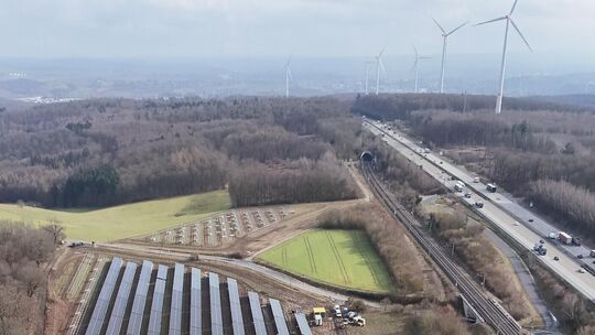 Im Solarpark Görgeshausen im Westerwald bringt die Energieversorgung Mittelrhein (EVM) ein erstes Bürgerbeteiligungsprojekt auf