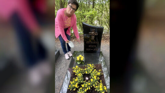 Bernadette Lück ist entsetzt über den Raub der wunderschönen Madonnenstatue vom Grab ihrer Mutter, den sie als die Grabschändung